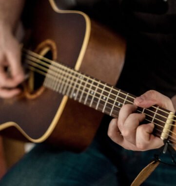 Louis Teaches Guitar in 5 Days